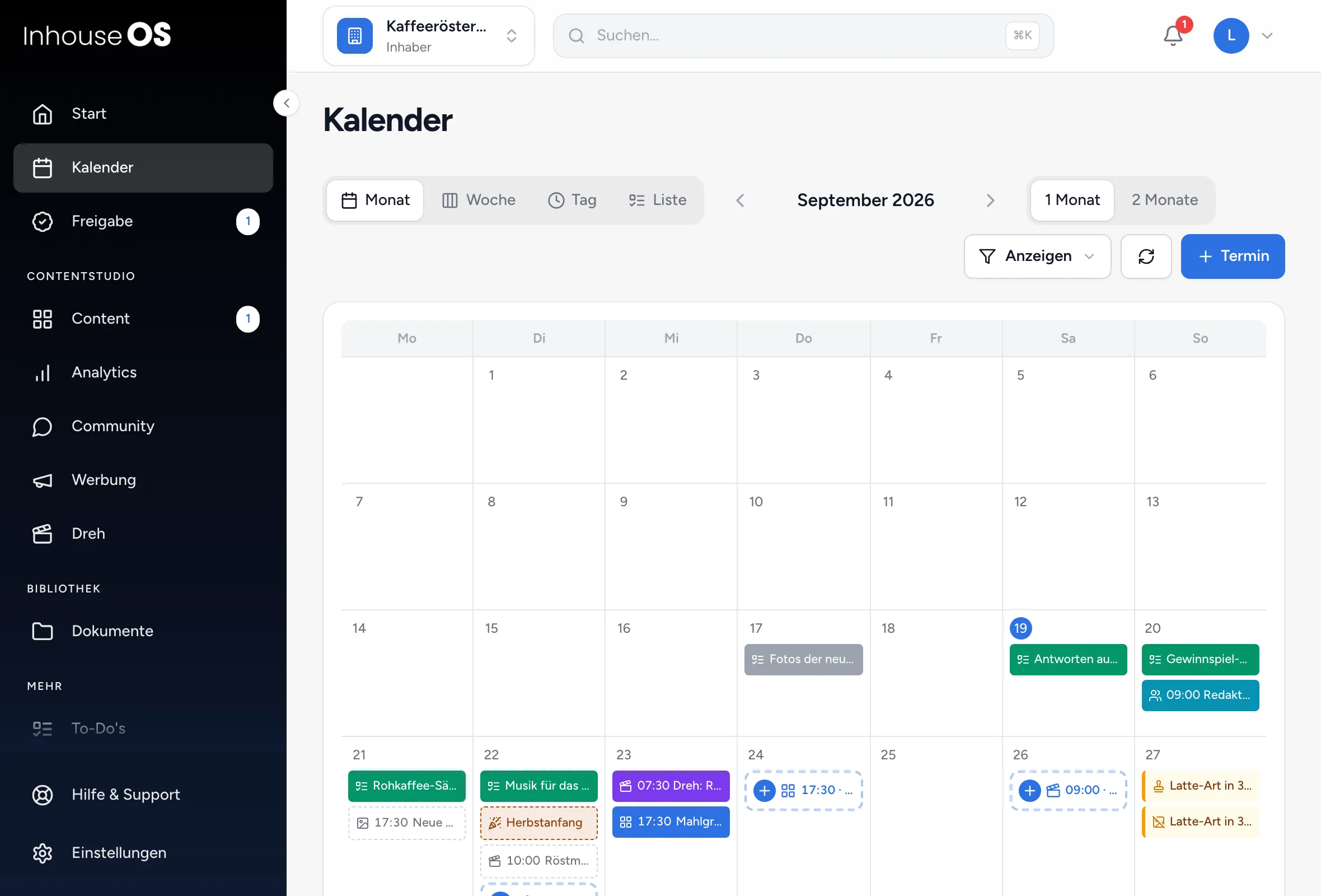 Kalender in der Monatsansicht mit Postings, Aufgaben, Terminen und Drehs, oben „Anzeigen“, „Synchronisieren“ und „Termin“